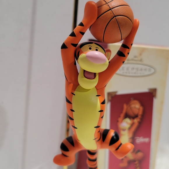 Hallmark Keepsake Ornament  The winning bounce 2004 Winnie the Pool collection - Picture 6 of 8